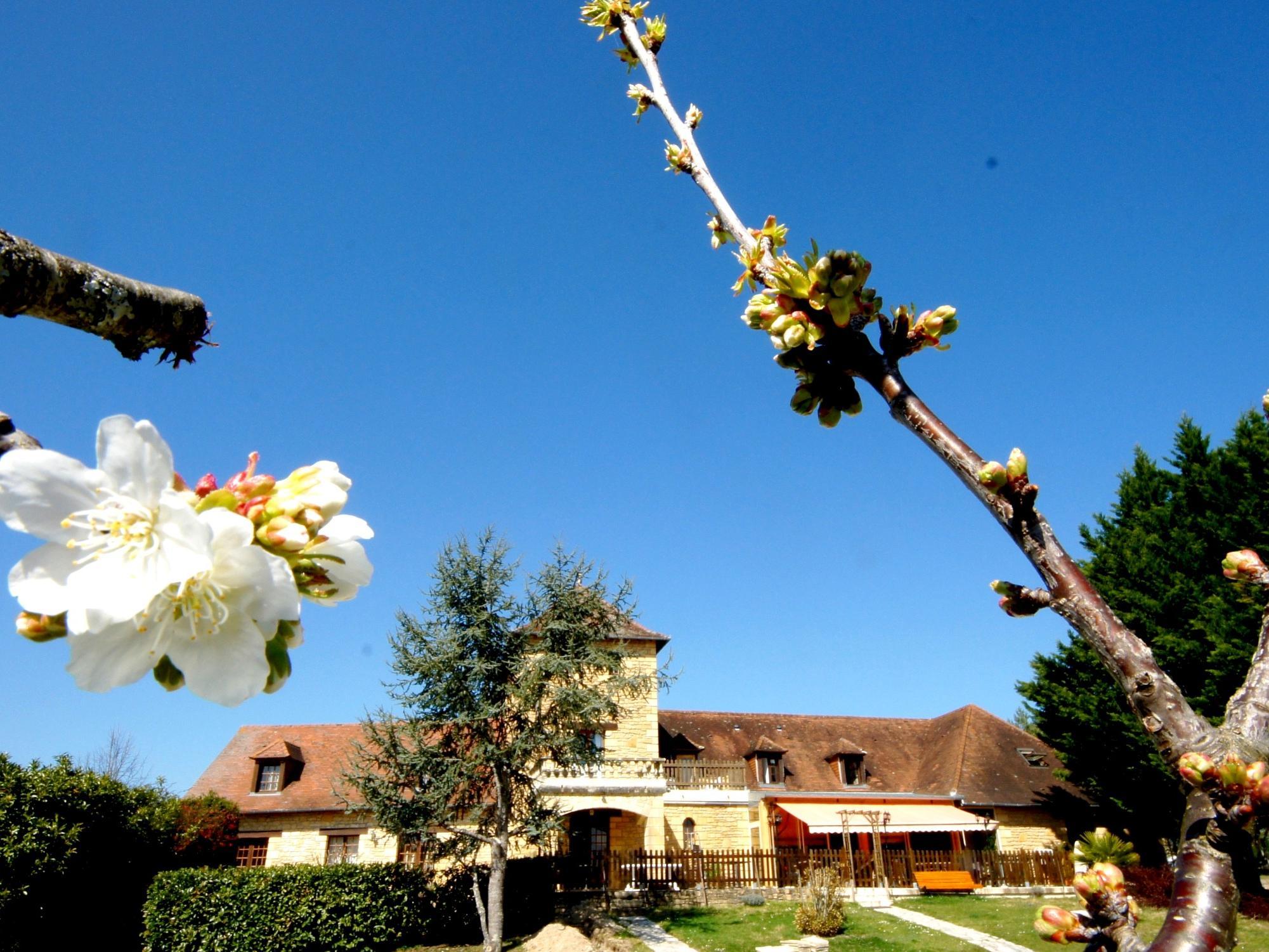 Hotel-Restaurant Les Collines Cublac Exterior photo